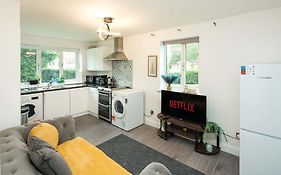 Cozy Retreat Near Heathrow Airport